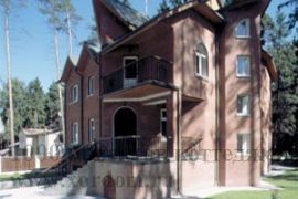 Трёхэтажный дом из кирпича на 365 кв.м в готическом стиле