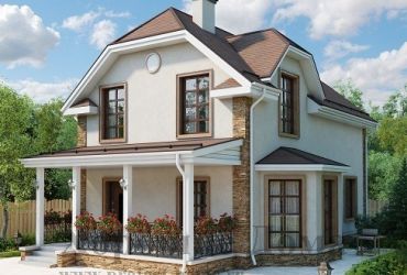 Дом из газобетона с трёхскатной ломаной крышей