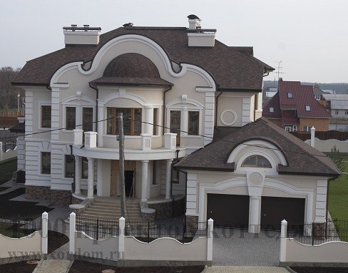 Трёхэтажный дом из кирпича в стиле барокко